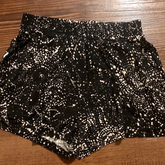 Flowy Dot Pattern Shorts - with pockets!! - Picture 1 of 4
